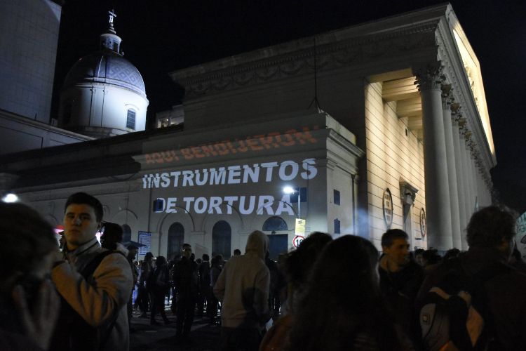 "Aquí bendijeron instrumentos de tortura", intervención del GAC en la Catedral Metropolitana de Buenos Aires en protesta a la medida del 2x1 propuesta por el gobierno de Macri que beneficiaba a represores. Créditos: GAC.
