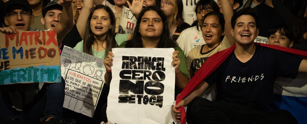 Estudiantes piden la continuidad de Arancel Cero. Créditos: @sandinoflecha y @elisa_maresal.