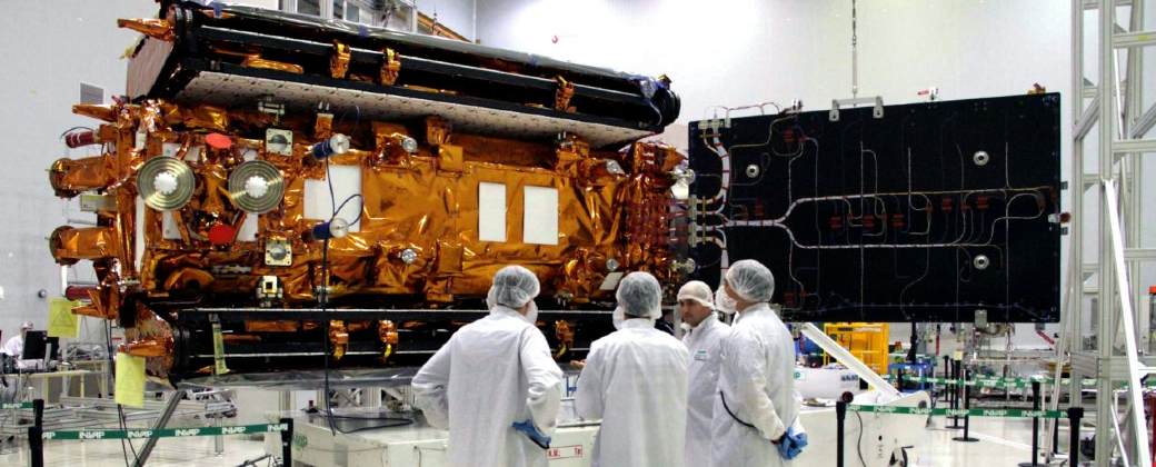 Científicos trabajan sobre el satélite SAOCOM1. Créditos: Saocom / Invap.