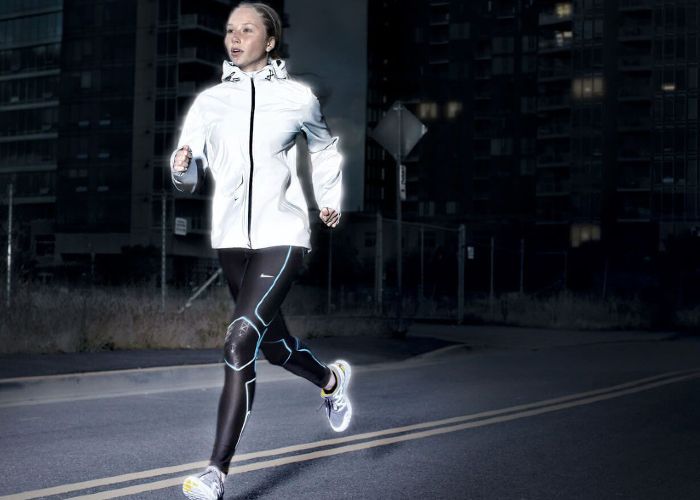 Correr de noche puede reducir el riesgo de muerte súbita. Crédito: running villarejo.