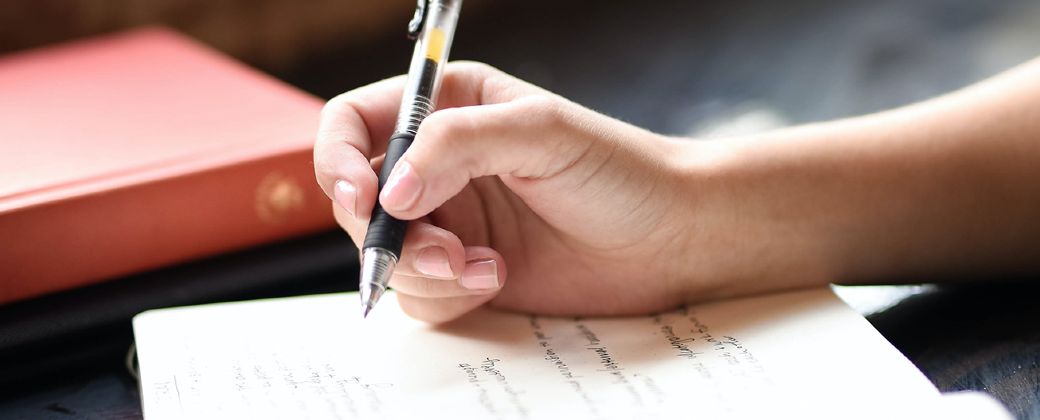 Escribir a mano ayuda retener la información y a comprender mejor los conceptos. Crédito: The Objective.