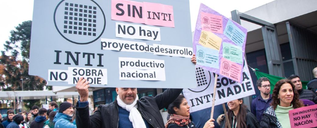 Protesta realizada por los trabajadores del INTI contra los despidos. Créditos: ATE-INTI.