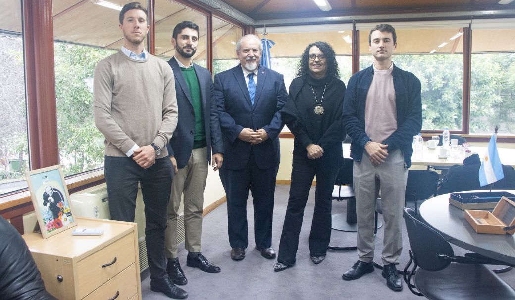 Martín Rozengardt junto al rector Alfredo Alfonso y la vicerrectora Alejandra Zinni. Créditos: Natalia García / Prensa UNQ.