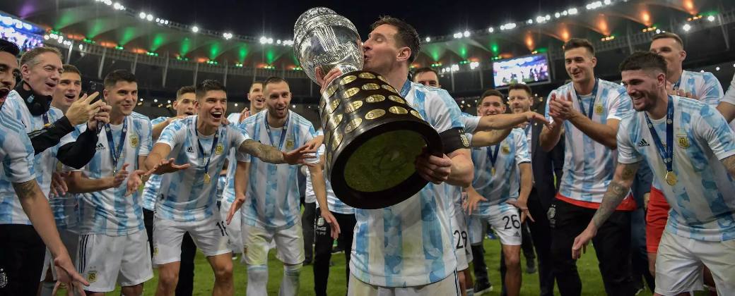Messi besa la Copa América que obtuvo en 2021. Créditos: El Periódico.