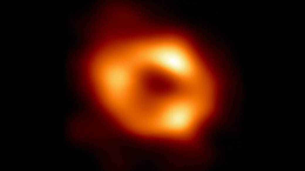 el agujero negro supermasivo más antiguo y lejano que se haya fotografiado hasta la fecha.