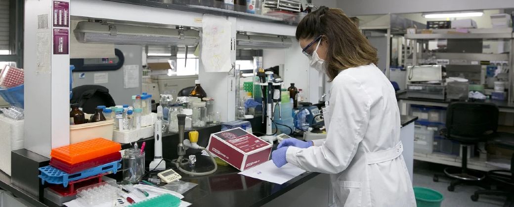 Una científica realiza tareas en el laboratorio. Créditos: Ministerio de Ciencia, Tecnología e Innovación de la Nación.