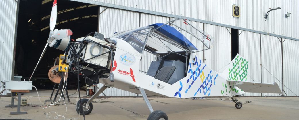 El Centro Tecnológico Aeroespacial de la Facultad de Ingeniería de la UNLP trabaja en el fuselaje del primer avión eléctrico de Latinoamérica. Créditos: UNLP.