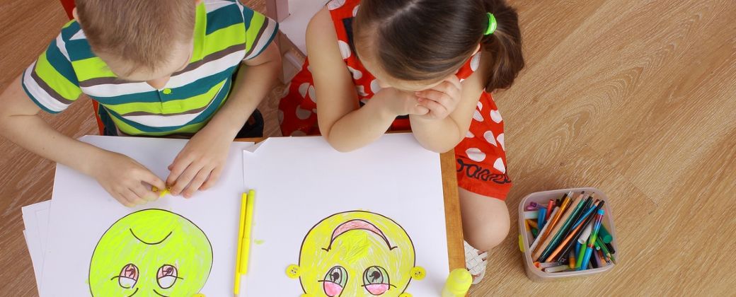 En el hogar, los padres pueden fomentar la inteligencia emocional mediante la comunicación abierta, la empatía y el apoyo emocional. Crédito: Shutterstock.