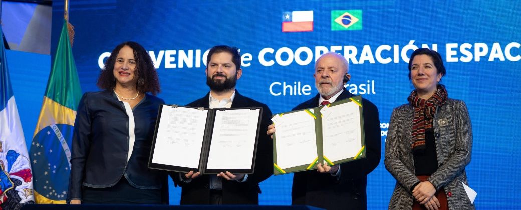 La firma del convenio contó con la presencia de ambas ministras de Ciencia y Tecnología. Créditos: X Gabriel Boric Font.