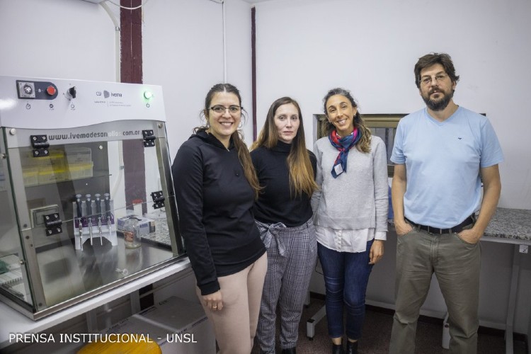 El kit pertenece al Laboratorio de Desarrollo de Diagnósticos Moleculares de la Facultad de Química, Bioquímica y Farmacia  de la UNSL. Créditos: Prensa Institucional UNSL.