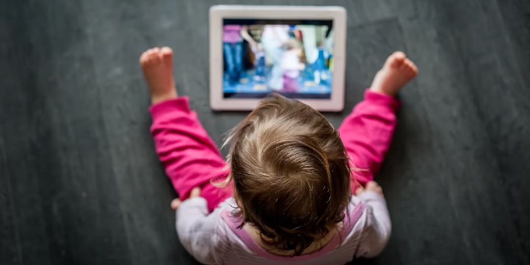 OMS, los niños menores de cinco años deben pasar menos tiempo sentados frente a pantallas para desalentar el sedentarismo. Créditos: Shutterstock.