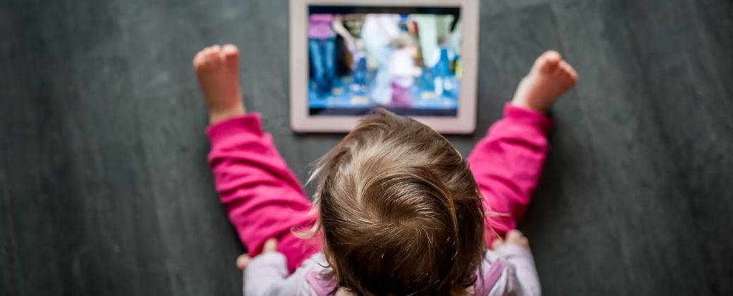 Según recomienda la OMS, los niños menores de cinco años deben pasar menos tiempo sentados frente a pantallas para desalentar el sedentarismo. Créditos: Shutterstock.