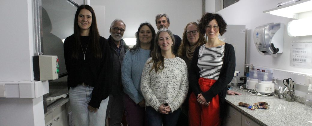 Georgina Cardama, Luis Wall, Vanesa Ludemann, Alejandro Castello, Daniela Goffré, Mariana Suarez y Valeria Segatori. Créditos: Nicolás Retamar / Agencia de Noticias Científicas de la UNQ.