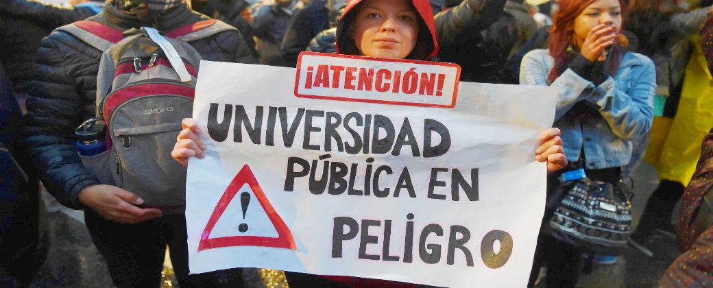 Una mujer sostiene un cartel que advierte que la Universidad Pública está en peligro. Créditos: Eitan Abramovich / AFP Photo.