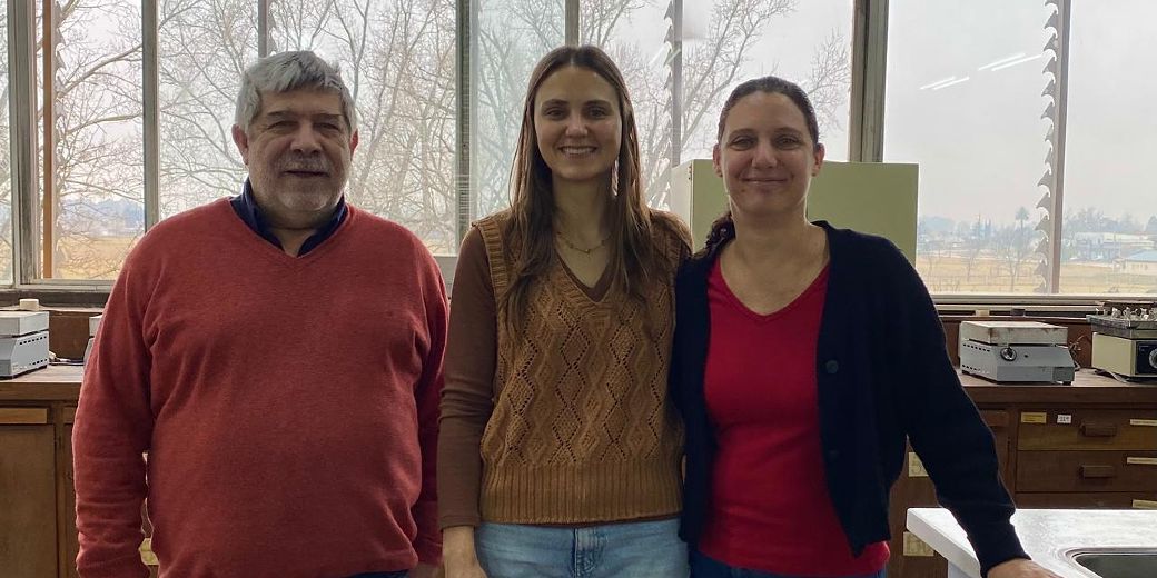 Este proyecto forma parte de la tesis doctoral de la ingeniera Cecilia Martinefsky (en el medio) de la Unicen y dirigida por Alejandra Tironi (der.) y Fabian Irassar (izq), en colaboración con la UNLP. Créditos: Unicen.