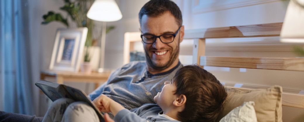 Mientras el niño escucha atentamente el cuento, su cerebro está absorbiendo patrones lingüísticos esenciales para su futura alfabetización. Crédito: Ser padres.