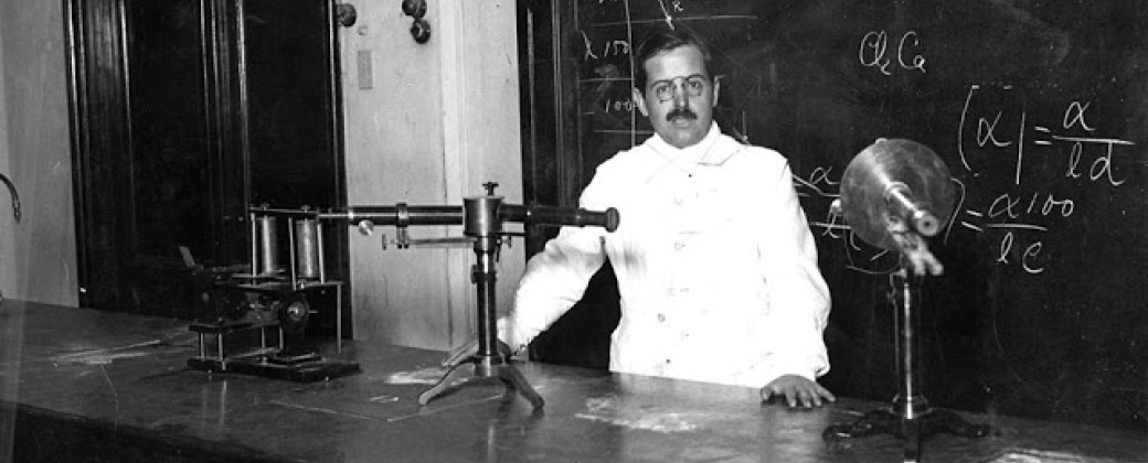 Bernardo Houssay en un aula de la Facultad de Medicina. Créditos: Archivo General de la Nación.