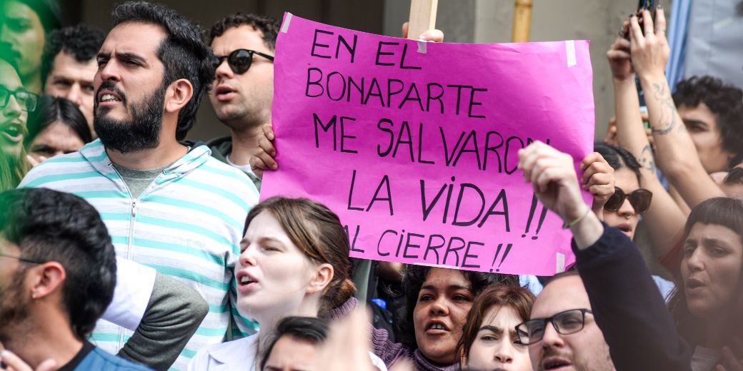 Una multitud se volcó a las calles en defensa del Hospital Lic. Laura Bonaparte. Créditos: Cuenta de X de Vanina Biasi