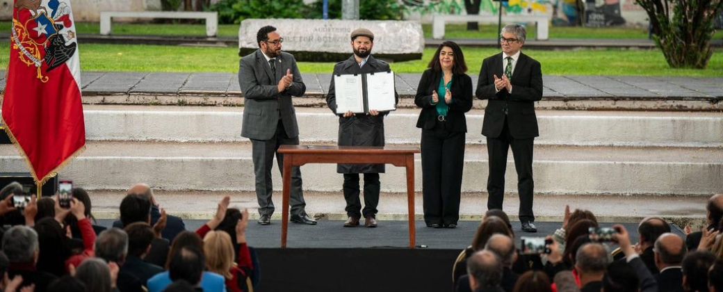 Gabriel Boric luego de firmar el proyecto de Ley en la Universidad de Chile. Créditos: X @GabrielBoric.