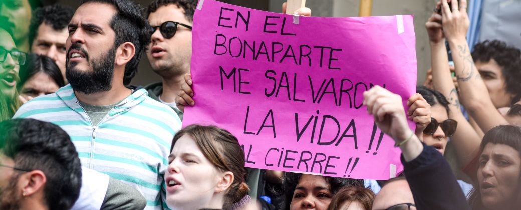 Una multitud se volcó a las calles en defensa del Hospital Lic. Laura Bonaparte. Créditos: Cuenta de X de Vanina Biasi