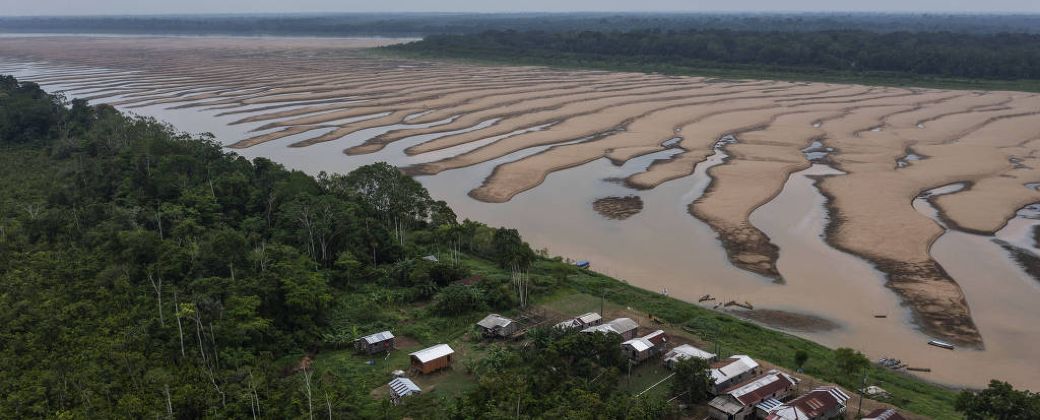 Uno de los tantos ríos de la Amazonia con una faltante histórica de agua en 2023. Créditos: Lalo de Alemida / Folhapress