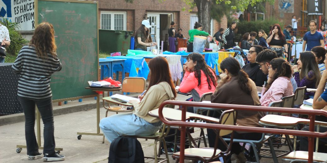 La toma implicó la continuidad de las clases de manera pública. Créditos: Instagram de @unquitomada.