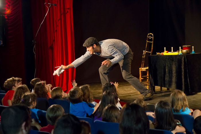 Según un estudio de la Universidad de Cambridge, asistir una vez por mes a eventos culturales reduce casi hasta la mitad el riesgo de desarrollar depresión. Créditos: Cartelera de teatro de México.