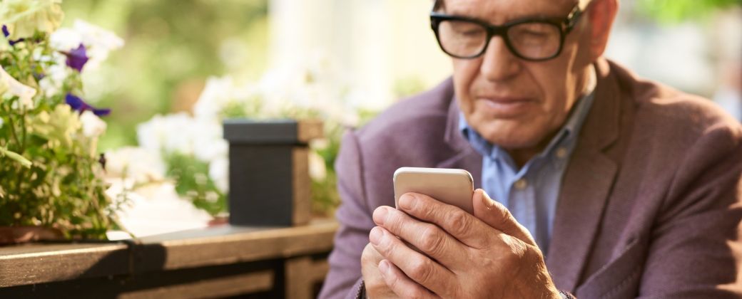 Para la generación actual de adultos mayores que conocieron los primeros avances tecnológicos después de su infancia, usarlos les supone un desafío cognitivo. Créditos: Careforth.