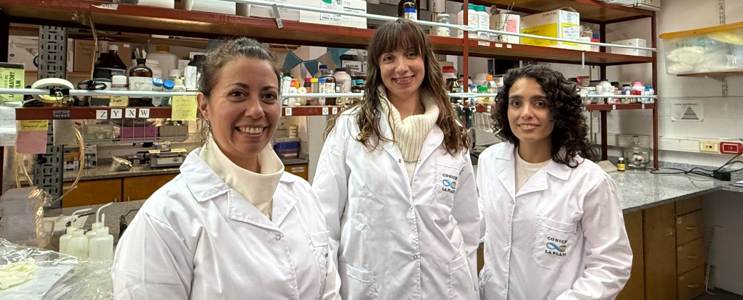 Jimena Prieto, Carolina Martinez y Ayelen Sosa fueron quienes desarrollaron el innovador vendaje (Crédito: Agencia de Noticias de la UNQ)