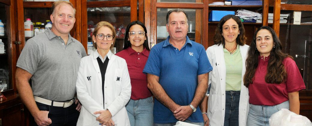 Parte del equipo de la UTN junto a representantes de la empresa Witmo Technologies. Créditos: UTN Facultad Regional La Plata.