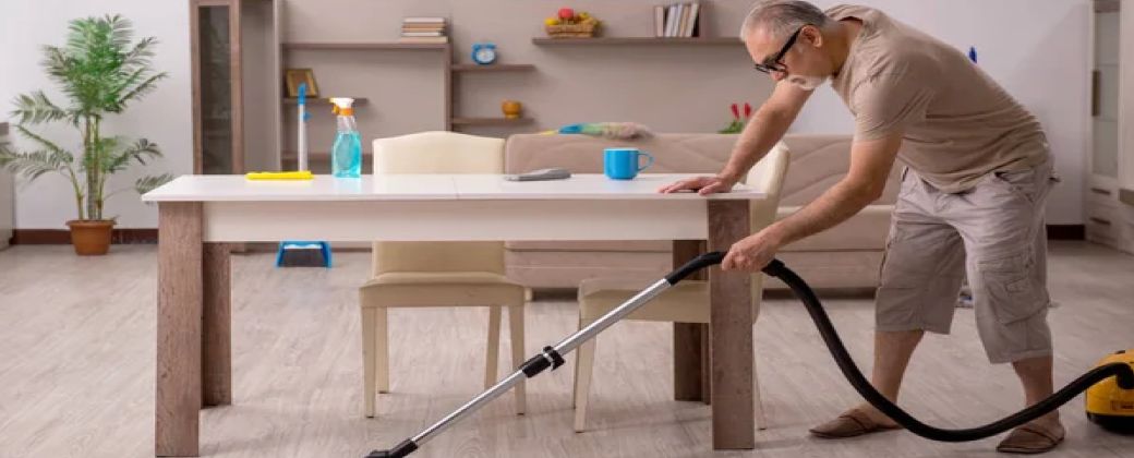 Una aspiradora, una planta y un corazón más fuerte: moverse en casa alcanza para proteger la salud cardíaca. Crédito: Depositphotos.