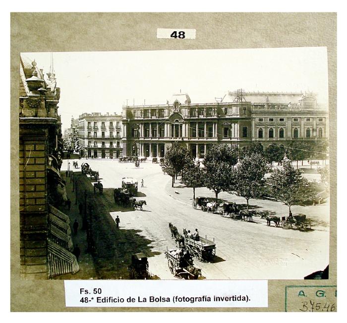 Fotografía lateral del edificio de la Academia y en el fondo el antiguo Consulado y post Bolsa de Comercio. Créditos: UNCUYO.