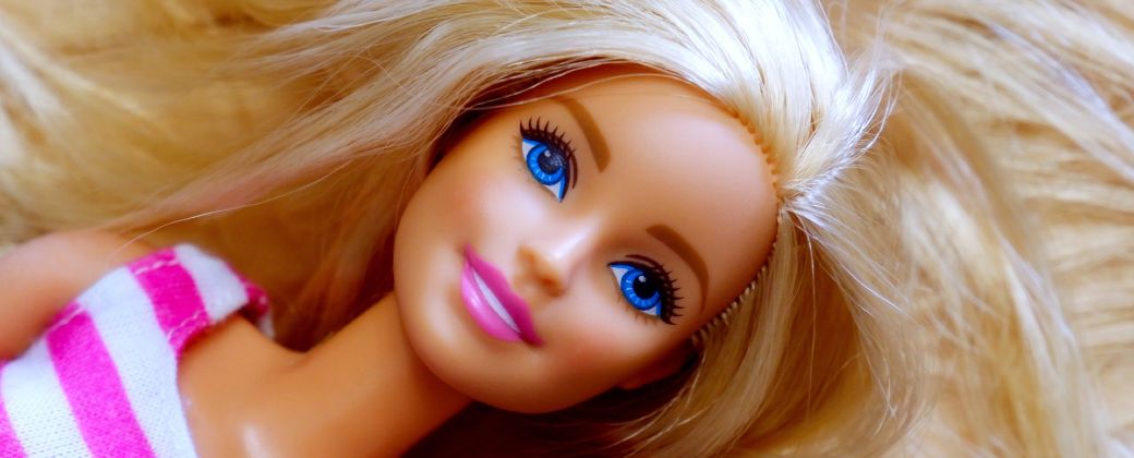 La muñeca "Barbie" fue creada por Ruth Handler en 1959 y pertenece a la empresa estadounidense Mattel. Créditos: Muy interesante.