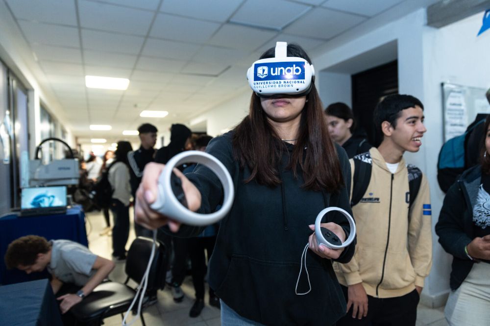 Una joven prueba los equipos de realidad virtual. Créditos: UNaB.