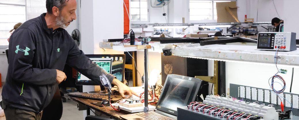 Damián Oliva, coordinador del trabajo, en la empresa RBC-Sitel. Créditos: @CienciaPBA.