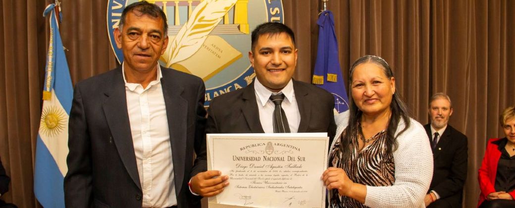 Diego Taillade en el acto de colación junto a su padre y su madre. Créditos: Universidad Nacional del Sur.
