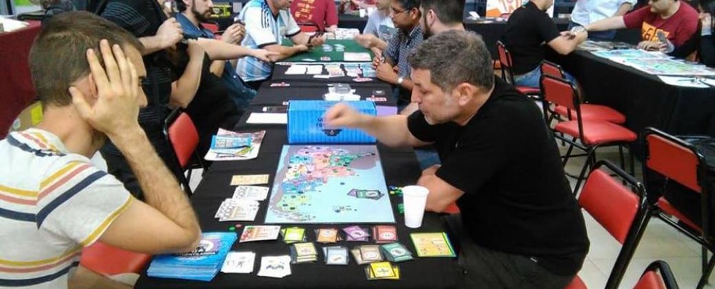 Dos personas juegan durante el décimo Encuentro Nacional de Juegos de Mesa. Créditos: El Teclado.