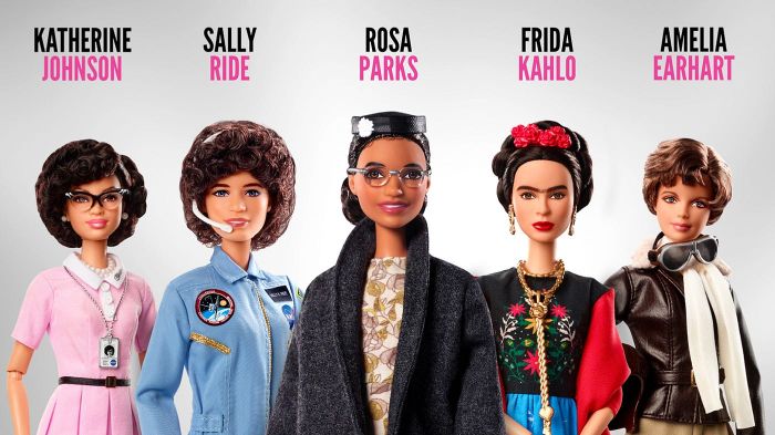 La Barbie Rosa Parks (centro) con otras figuras de la Serie Mujeres Inspiradoras. De izq. a der.: Katherine Johnson, Sally Ride, Frida Kahlo y Amelia Earhart. Créditos: Mattel, Inc.