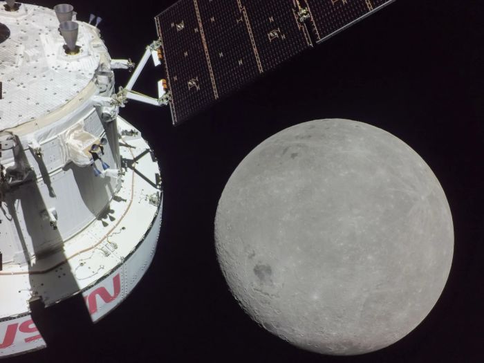 Una porción de la cara oculta de la Luna se vislumbra justo detrás de Orión en esta imagen. Créditos: NASA.