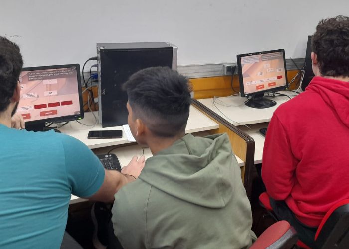 Una evaluación que se juega: estudiantes resolviendo el misterio en la UNQ. Crédito: Busto/Gergich.