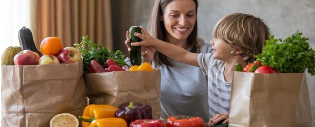 Veganismo desde la cuna: una dieta vegetal puede funcionar en la infancia, pero no sin planificación, suplementos y control médico permanente. Crédito: Freepik.