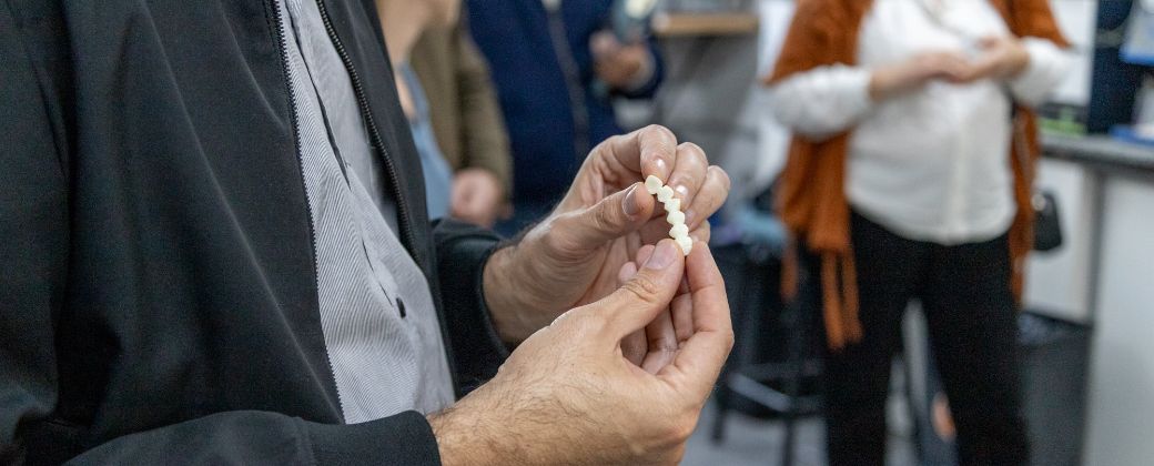La resina acrílica con partículas de vidrio ya empezó a comercializarse. Créditos: @CienciaPBA.