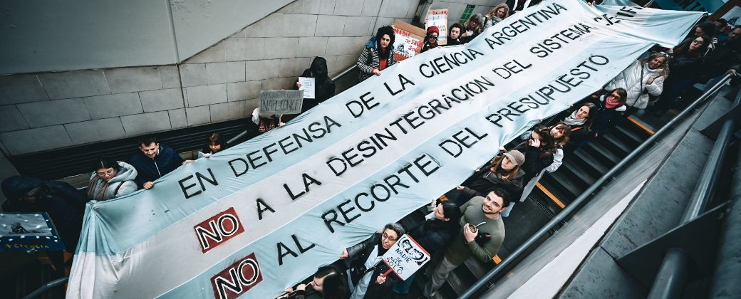 “Nadie se salva solo”: la comunidad científica se movilizó contra el desfinanciamiento. Créditos: Infocielo.