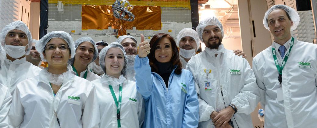 En 2013, CFK visitó la empresa estatal INVAP y allí anunció el plan nacional integral "Argentina Aeroespacial". Créditos: Casa Rosada.