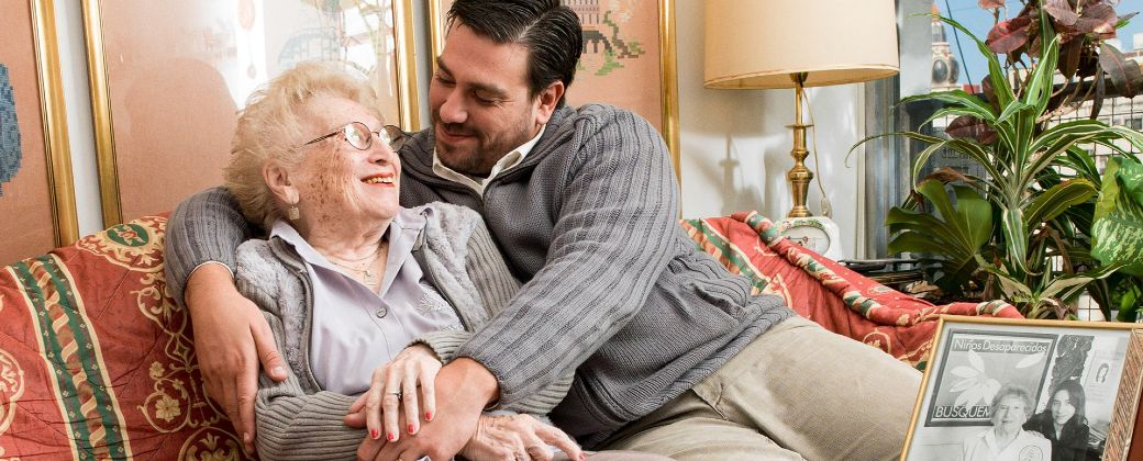 Guillermo Pérez Roisinblit y su abuela Rosa Tarlovsky de Roisinblit. Créditos: Abuelas de Plaza de Mayo.