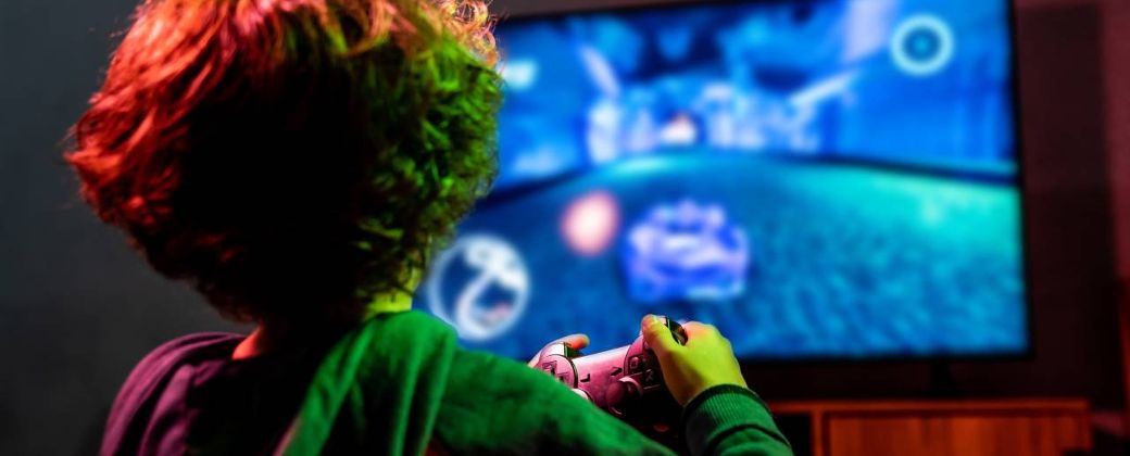 El estudio apunta a que los videojuegos presentan un mayor riesgo que otros usos, como el educativo. Créditos: Business Insider.