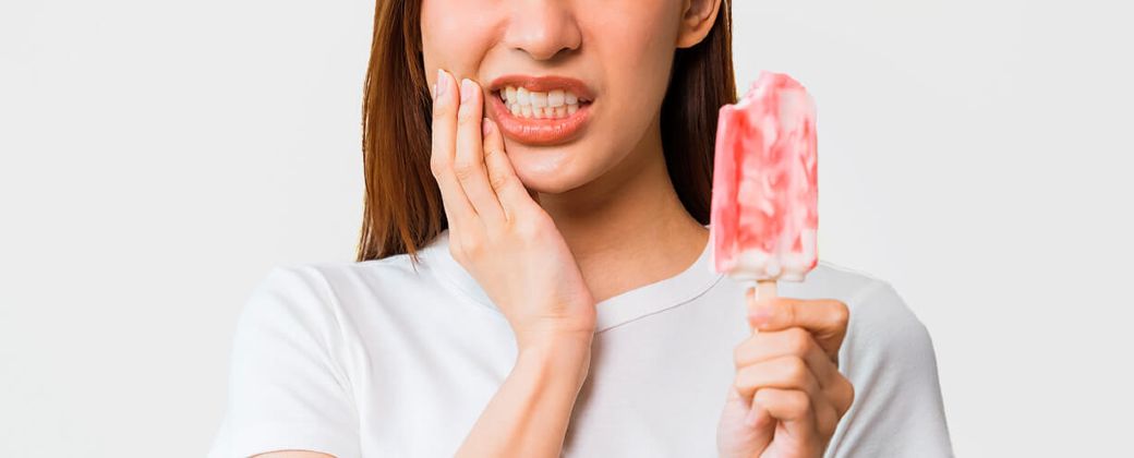La sensibilidad dental puede deberse al desgaste del esmalte, la exposición de las raíces, una enfermedad de encías o una carie. Créditos: Clínica dental Riosdent.