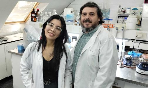 Estefanía Morales (UNSAM) diseñó la formulación liposomal e Ignacio Fenoy (UNSAM) participó en las pruebas preclínicas y validación experimental del tratamiento. Crédito: UNSAM.