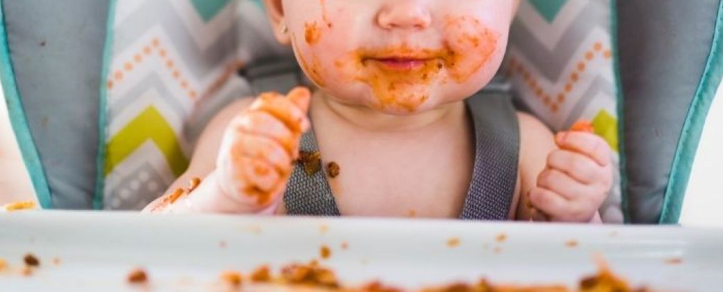 Papillas suaves, purés en bolsita y etiquetas que prometen “sonrisas desde dentro” son parte del paisaje habitual en las góndolas de alimentos para bebés. Crédito: Adobe Stock.