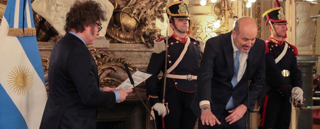 Milei junto al responsable principal de las modificaciones, Federico Sturzenegger. Créditos: Clarín.